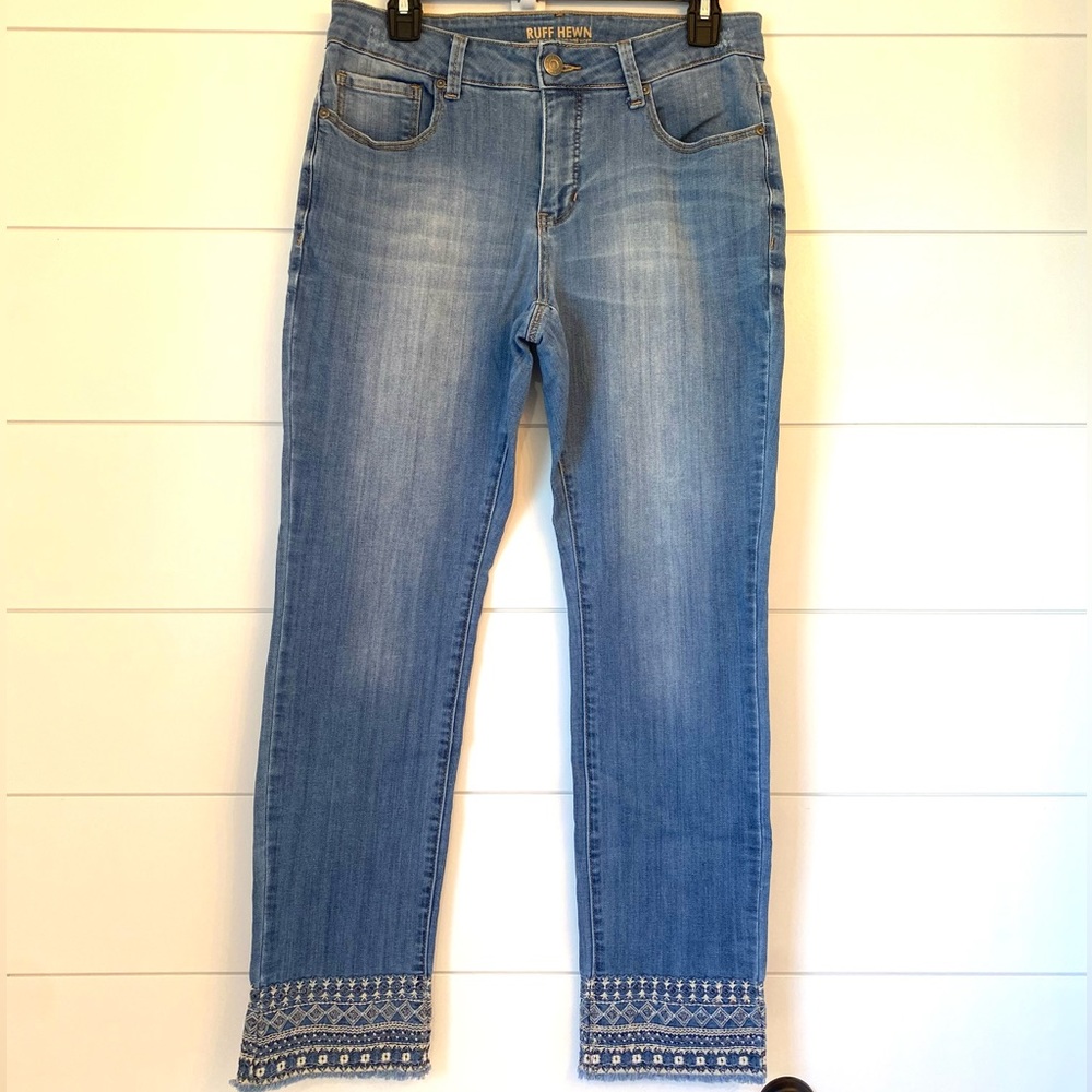 RUFF HEWN JEANS. Beautiful embroidery ankle detailing. size: 8.